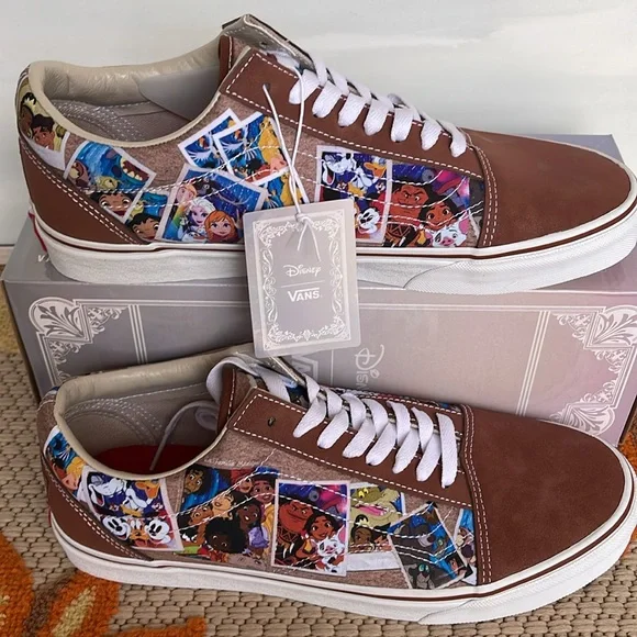 Vans Men’s Old Skool
Disney 100 Scrapbook Multi
VN0005UFBMB
Sneakers - Picture 2 of 16